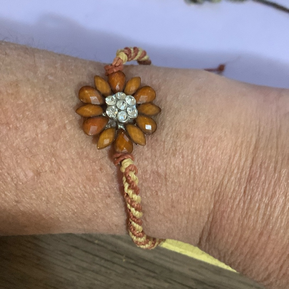 Beautiful bracelet, flower with sparkle, adjustable sizing*